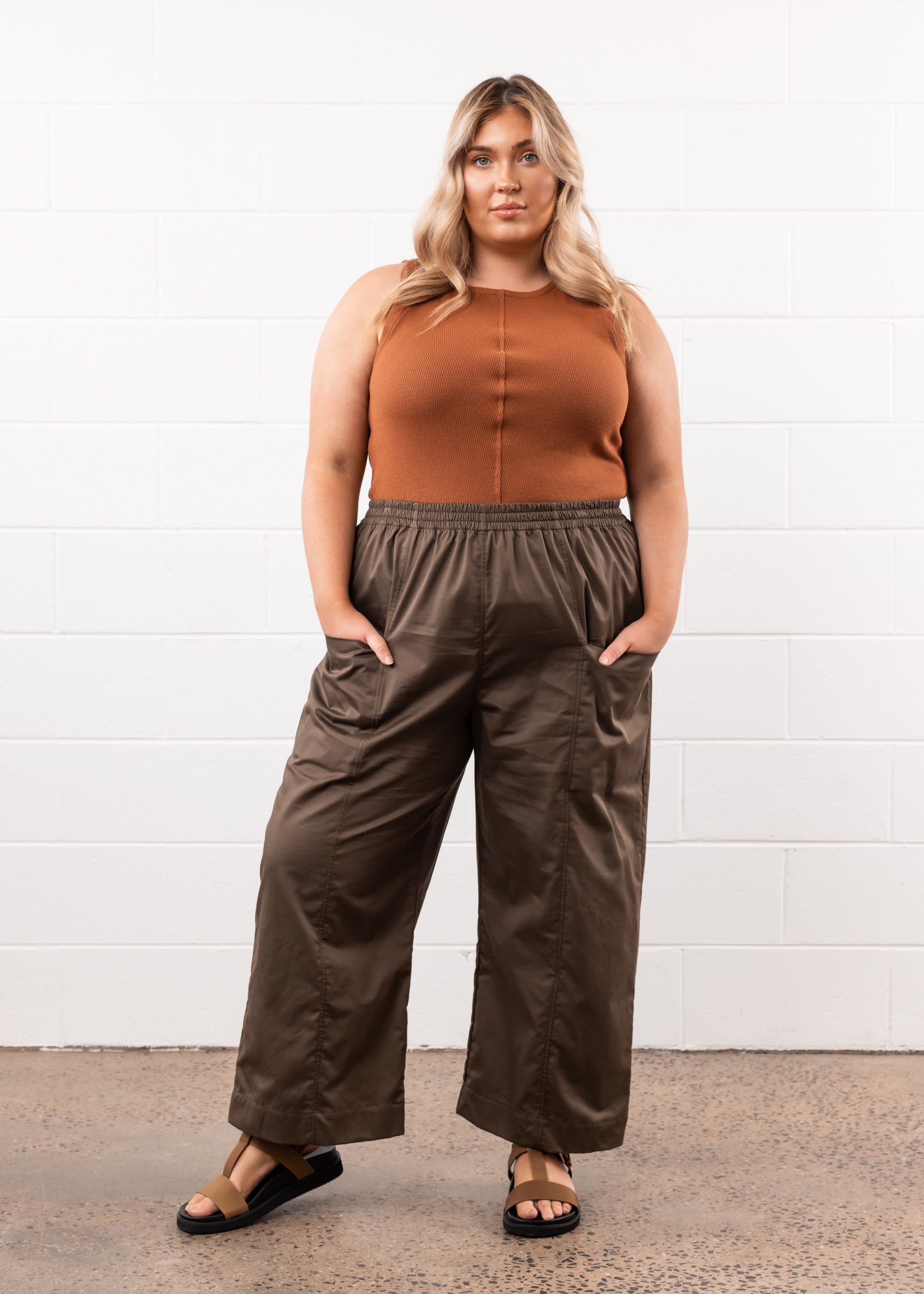 Core Pant in Khaki