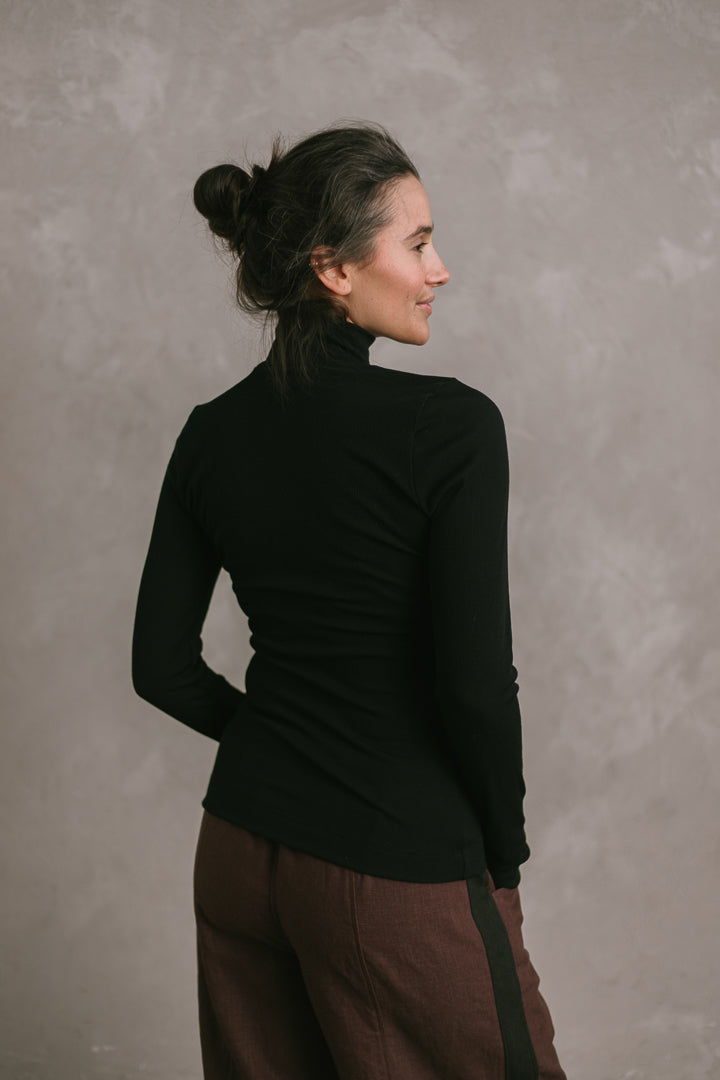 Merino Rib Turtleneck in Black
